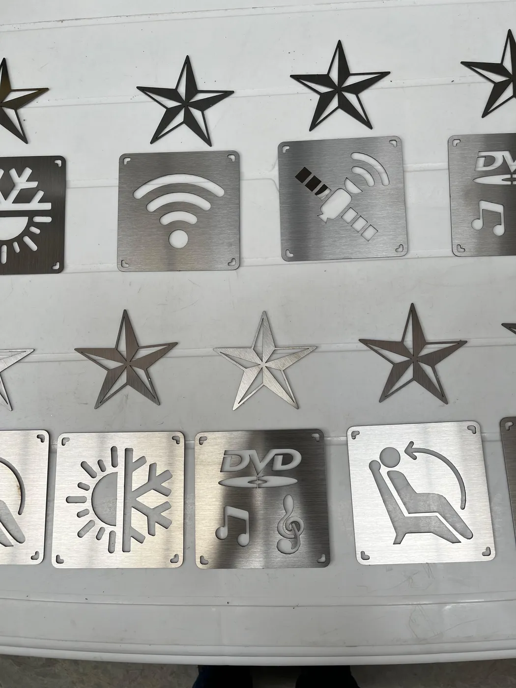 Placas de amenidades y servicios para buses